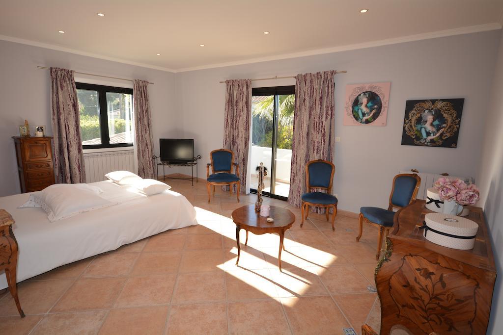 La Villa Blanche Sanary-sur-Mer Bagian luar foto
