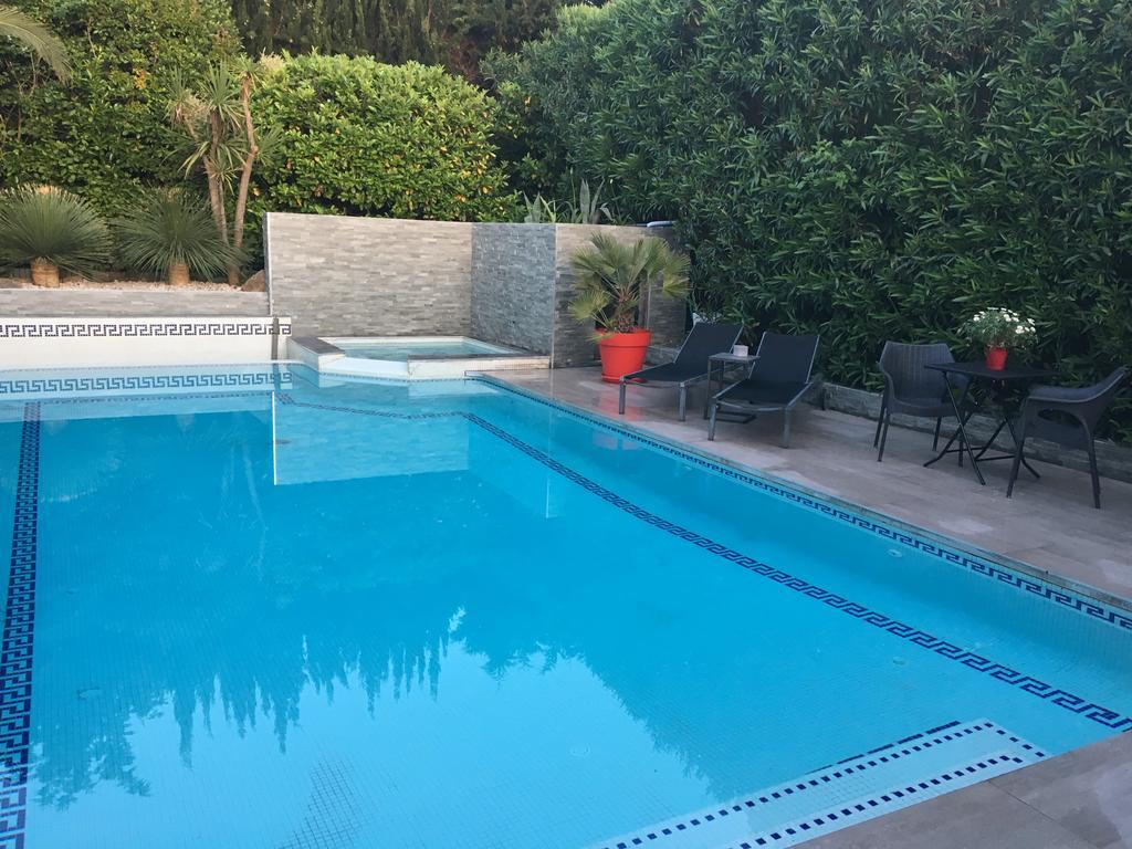La Villa Blanche Sanary-sur-Mer Bagian luar foto